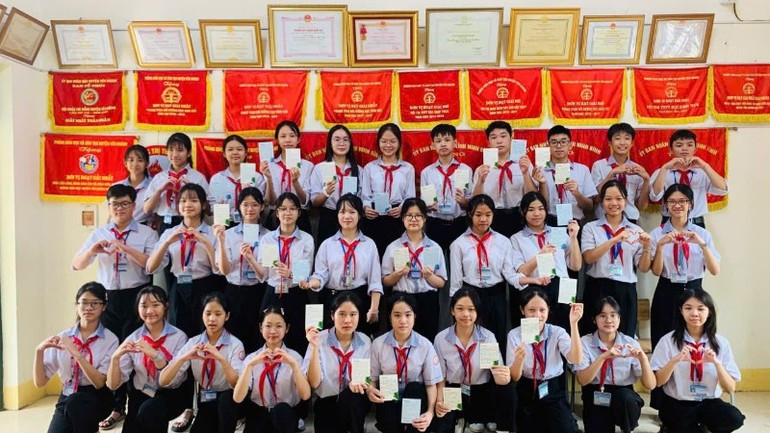 Students holding their letters. (Photo: nhandan.vn) giaoducyeunuoc-24825-3.jpg