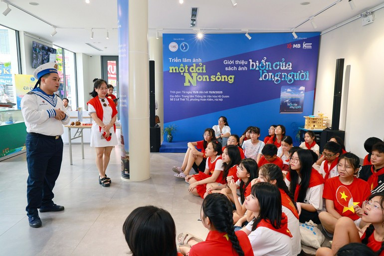 Nguyen Trung Hieu, a Ha Noi soldier who served in Truong Sa in 2017–2018, exchanges with students. (Photo: nhandan.vn) giaoducyeunuoc-24825-1.jpg