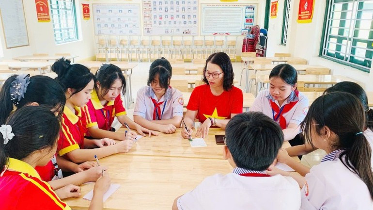 Teachers and students writing letters to Truong Sa Spratly. (Photo: nhandan.vn) giaoducyeunuoc-24825-4.jpg