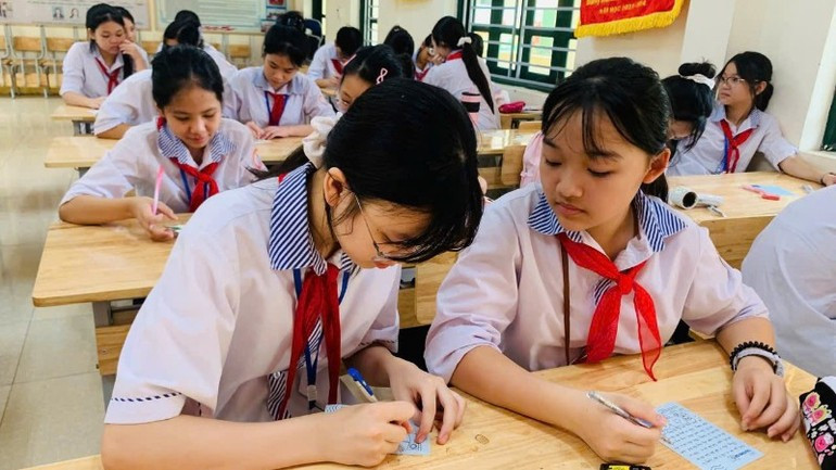 At many schools, writing letters to soldiers has become a touching and meaningful activity. (Photo: nhandan.vn) giaoducyeunuoc-24825-2.jpg
