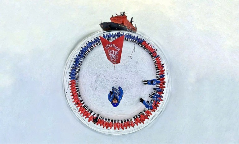 Members of the expedition took photos at the North Pole. anhbaccuc-08925.jpg