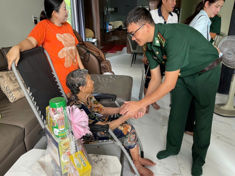 Lieutenant Nguyen Van Duc, Head of the Mass Mobilisation Unit, also visited and presented a gift to wounded veteran Tu Thanh Tan in Quarter 1, An Thoi, Phu Quoc Special Zone. dang-huong-6.jpg