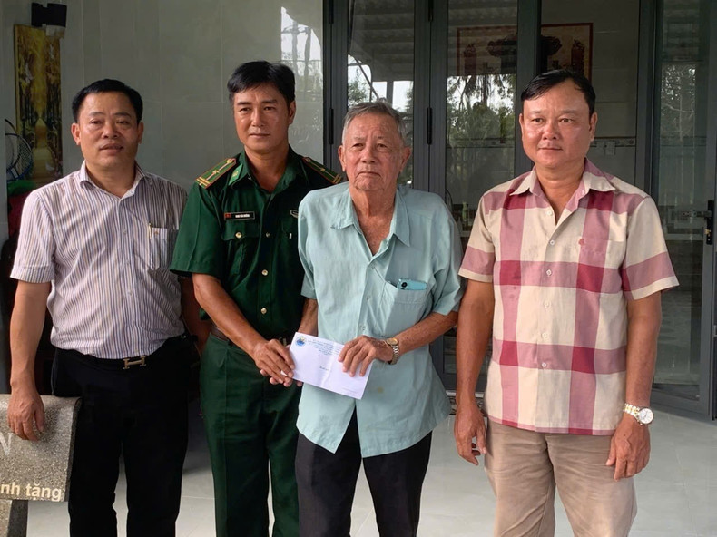 The An Thoi Port Border Post also allocated funds to provide gifts for wounded veterans, policy beneficiary families, and revolutionary contributors. dang-huong-8.jpg
