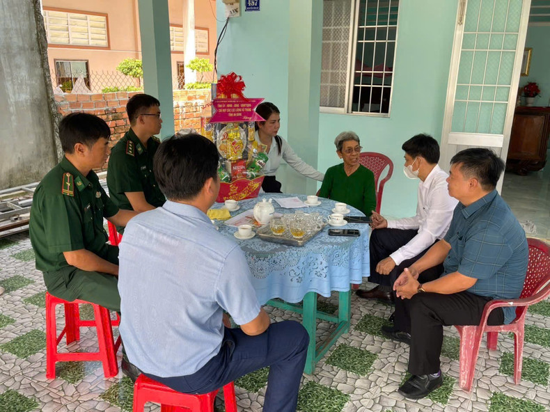 Officers of the An Thoi Port Border Post, alongside a working delegation from the Phu Quoc Special Zone, visit and present gifts to Nguyen Thi Lieng, a revolutionary contributor in Quarter 6, An Thoi, Phu Quoc Special Zone. dang-huong-5.jpg