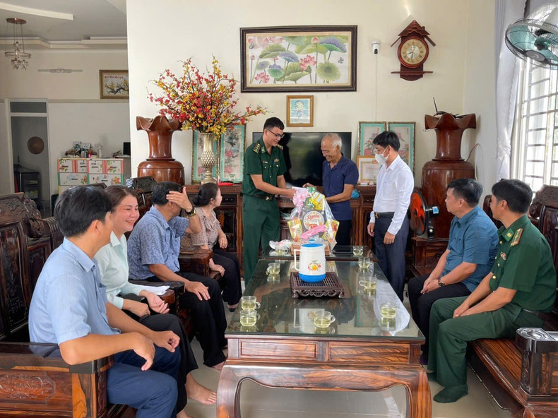On this occasion, the An Thoi Port Border Post and the Phu Quoc Special Zone delegation visited, encouraged, and presented gifts to policy beneficiary households and national revolutionary contributors in the locality. dang-huong-7.jpg