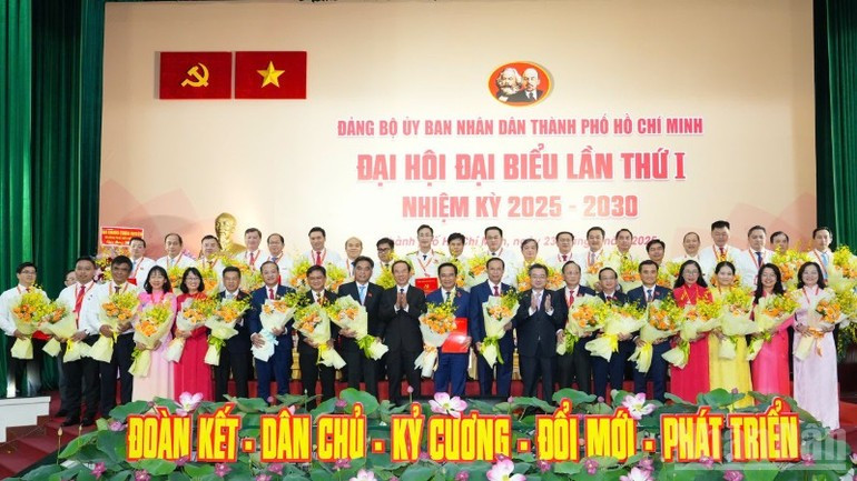 The Executive Board of the Party Committee of the Ho Chi Minh City People’s Committee for the 2025-2030 tenure made its debut at the congress. (Photo: nhandan.vn) daihoidang-24825-4.jpg