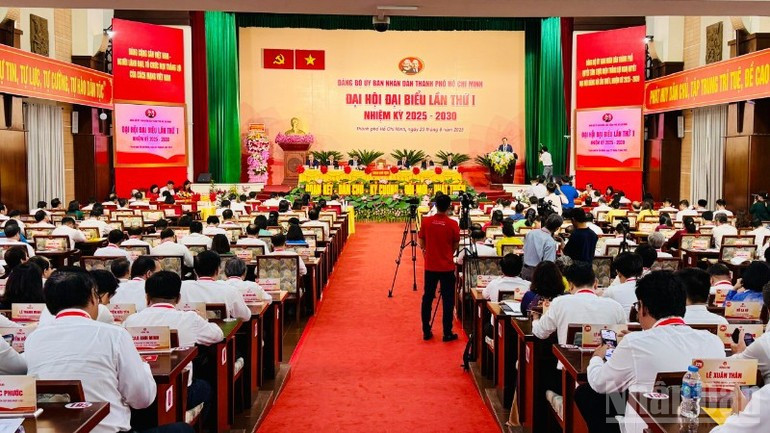 The congress was attended by 296 out of 300 official delegates, representing 52,606 Party members active in 153 grassroots Party organisations. (Photo: nhandan.vn) daihoidang-24825-1.jpg