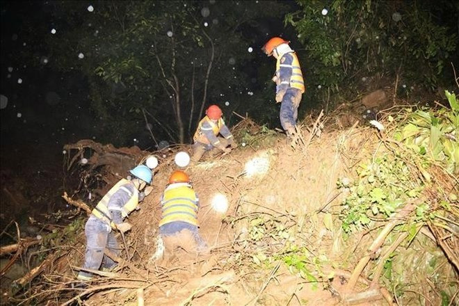 Rescuers search for missing victims on Khanh Son pass (Photo: VNA)