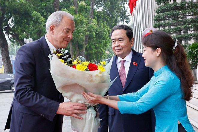 Chairman of the National Assembly Tran Thanh Man (C) welcomes Igor Sergeenko, Chairman of the House of Representatives of the NA of Belarus. (Photo: VNA) Chairman of the National Assembly Tran Thanh Man (C) welcomes Igor Sergeenko, Chairman of the House of Representatives of the NA of Belarus. (Photo: VNA)