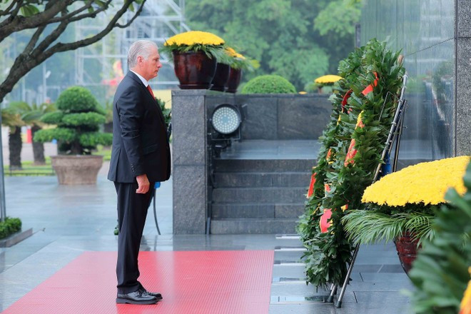 First Secretary of the Communist Party of Cuba Central Committee and President of Cuba Miguel Díaz-Canel Bermúdez lays a wreath in tribute to President Ho Chi Minh at his mausoleum in Hanoi on August 31 afternoon. (Photo: VNA) First Secretary of the Communist Party of Cuba Central Committee and President of Cuba Miguel Díaz-Canel Bermúdez lays a wreath in tribute to President Ho Chi Minh at his mausoleum in Hanoi on August 31 afternoon. (Photo: VNA)