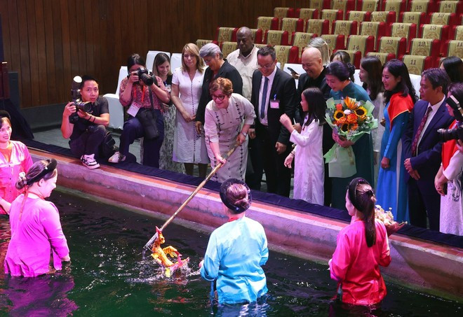 Madam Ngo Phuong Ly and Madam Lis Cuesta Peraza experience the Vietnamese water puppetry. (Photo: VNA) Madam Ngo Phuong Ly and Madam Lis Cuesta Peraza experience the Vietnamese water puppetry. (Photo: VNA)