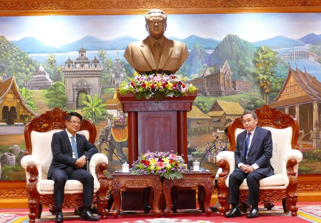 Lao National Assembly President Saysomphone Phomvihane (R) hosts a reception for Prosecutor General of the Supreme People’s Procuracy of Vietnam Nguyen Huy Tien. (Photo: VNA)