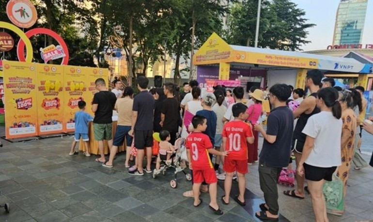 In addition to shopping, attendees also participated in prize-based entertainment activities at the event. (Photo: nhandan.vn) gameshow-04825.jpg