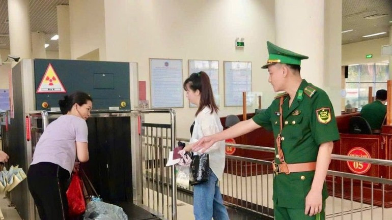 Border Guard forces conduct immigration checks at Mong Cai Port Border Gate, Quang Ninh Province. (Photo: nhandan.vn) bodoibienphong-14825-1.jpg