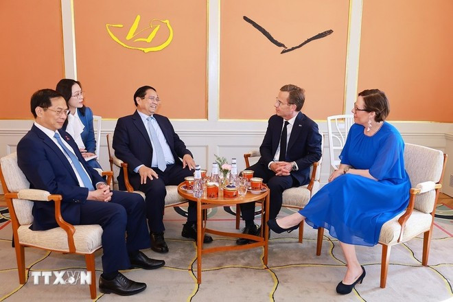PM Pham Minh Chinh (second, left) meets with his Swedish counterpart Ulf Kristersson (second, right). (Photo: VNA) PM Pham Minh Chinh (second, left) meets with his Swedish counterpart Ulf Kristersson (second, right). (Photo: VNA)