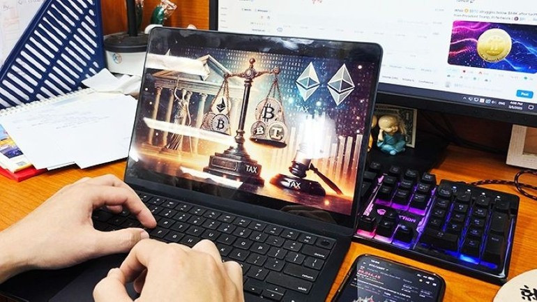 Investors monitor cryptocurrency fluctuations. (Photo: NAM ANH) digital-asset-28925-2.jpg