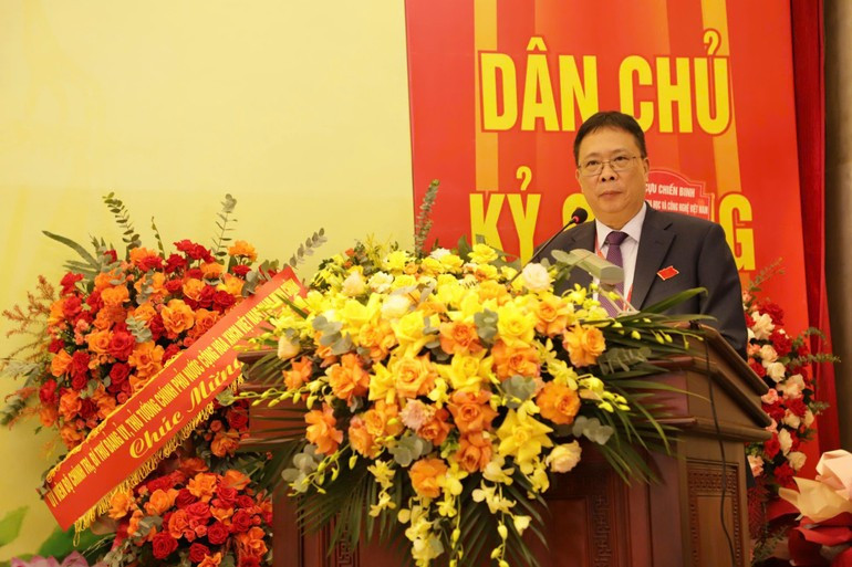 Professor and Academician Chau Van Minh, President of the VAST, delivers the opening speech at the congress. (Photo: nhandan.vn) chauvanminh-vienhanlam-30725.jpg