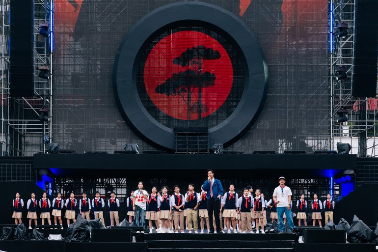 A vibrant performance by rapper Den and students from Nguyen Du Secondary School, Ha Noi. ngayhoikhongmotminh-021125-5.jpg