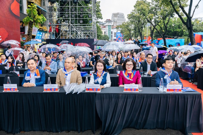 Despite the rain and cold, hundreds of participants, students, and visitors joined the event, demonstrating widespread community support. ngayhoikhongmotminh-021125-3.jpg