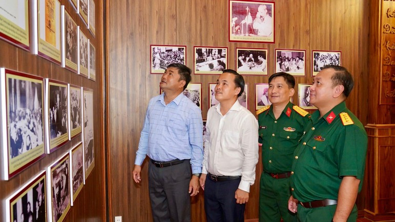 Delegates explore rare documents on display at the Ho Chi Minh Cultural Space at the Cu Chi Tunnels. img-1586.jpg