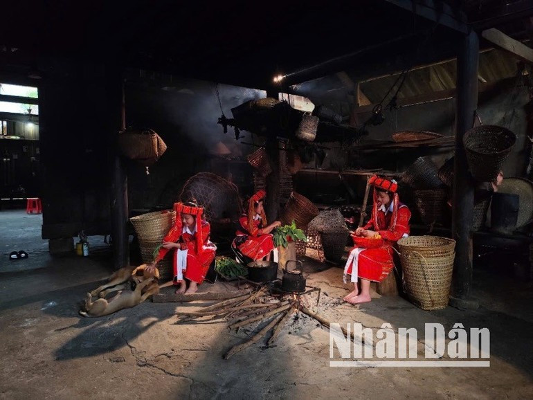 Local culture remains a core asset in attracting tourists. (Photo: VU LINH) vanhoadiaphuong-07625.jpg