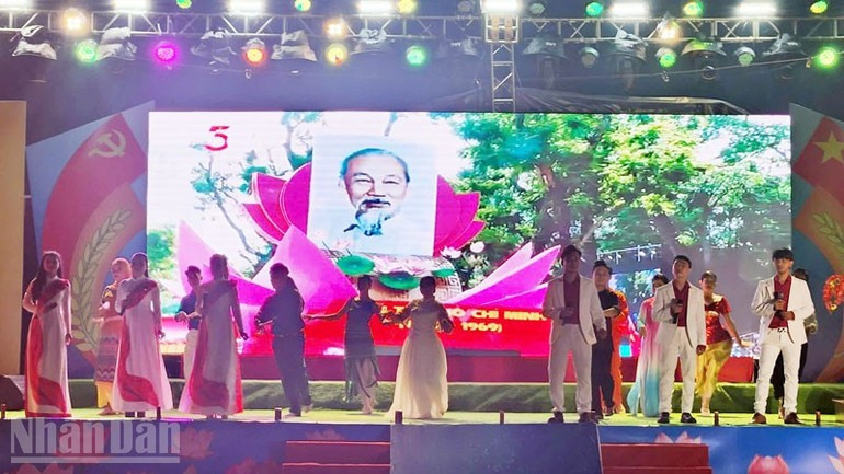 An art performance at the festival. (Photo: nhandan.vn) angiang-28925-1.jpg