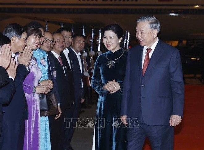 Delegates see off General Secretary of the Communist Party of Viet Nam (CPV) To Lam and his spouse Ngo Phuong Ly at the Wattay International Airport in Vientiane, Laos. (Photo: VNA)