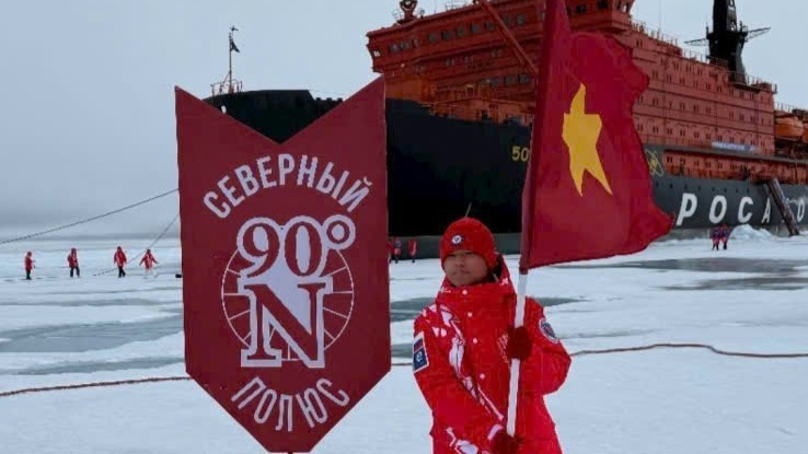 Nam Son stood exactly at point +90° with the national flag in hand. namson-08925.jpg