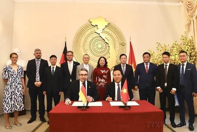 State Vice President Vo Thi Anh Xuan (fifth from right) witnesses the signing of the Joint Statement on the establishment of the Viet Nam–Germany Energy Partnership in Berlin on July 3, 2025. (Photo: VNA) State Vice President Vo Thi Anh Xuan (fifth from right) witnesses the signing of the Joint Statement on the establishment of the Viet Nam–Germany Energy Partnership in Berlin on July 3, 2025. (Photo: VNA)