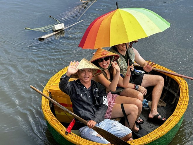International tourists enjoy a basket boat ride at Cam Thanh tourist village, Hoi An Dong ward, Da Nang city. (Photo: VNA) International tourists enjoy a basket boat ride at Cam Thanh tourist village, Hoi An Dong ward, Da Nang city. (Photo: VNA)