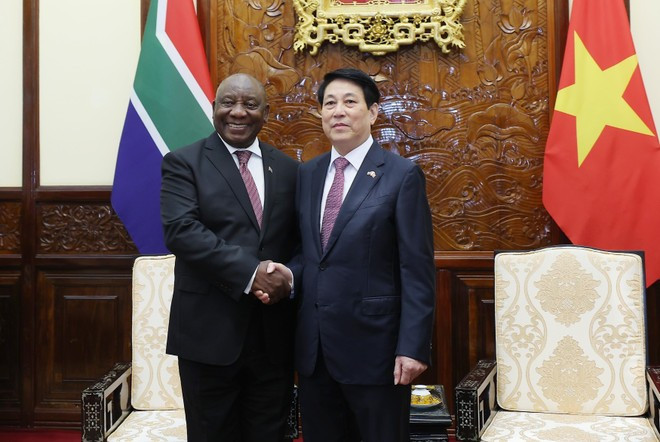 Viet Nam's State President Luong Cuong (right) and South African President Matamela Cyril Ramaphosa (Photo: VNA) Viet Nam's State President Luong Cuong (right) and South African President Matamela Cyril Ramaphosa (Photo: VNA)