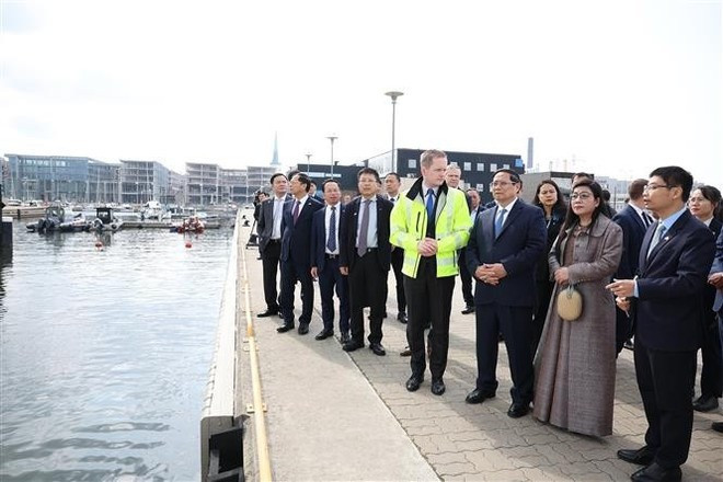 PM Pham Minh Chinh, his spouse, and officials of Viet Nam visit the Port of Tallinn on June 5. (Photo: VNA) pm-explores-estonia-05625-2.jpg