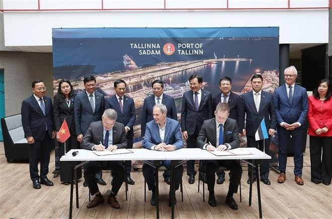 The signing ceremony of an MoU between the Viet Nam Maritime Corporation and the Port of Tallinn (Photo: VNA) pm-explores-estonia-05625-3.jpg
