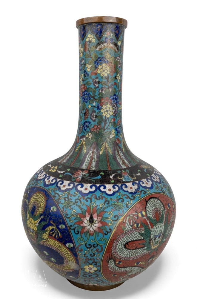 The antique vase decorated with a five-clawed dragon and lotus vine motifs (Photo: VNA)
