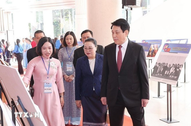 State President Luong Cuong and officials visit a photo exhibition showcasing key milestones throughout the history of the great friendship, special solidarity, and comprehensive cooperation between Viet Nam and Laos. (Photo: VNA)