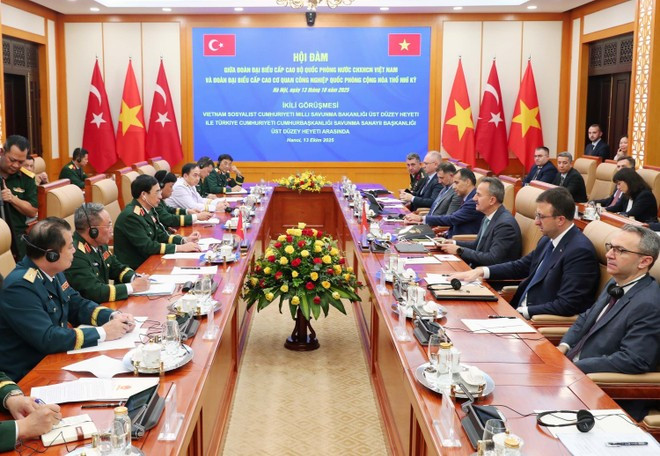 At the talks between Minister of National Defence General Phan Van Giang and President of the Turkish Defence Industry Agency Haluk Görgün (Photo: VNA) At the talks between Minister of National Defence General Phan Van Giang and President of the Turkish Defence Industry Agency Haluk Görgün (Photo: VNA)