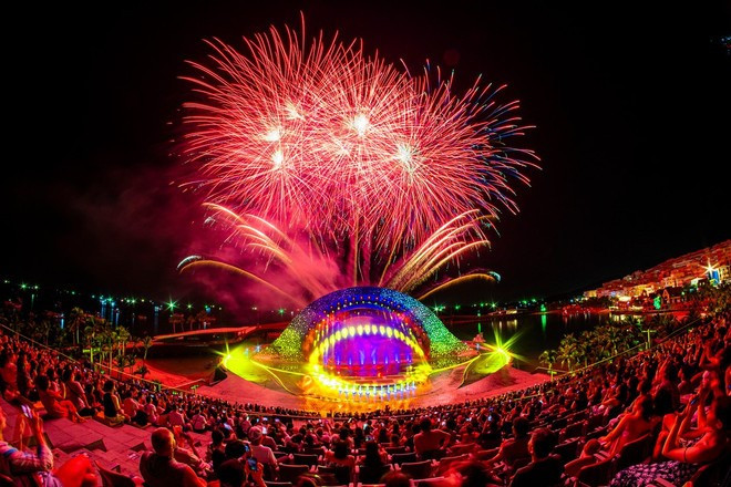 Thousands of visitors attended the Guinness record-breaking show “Kiss of the Sea” at Sunset Town. Thousands of visitors attended the Guinness record-breaking show “Kiss of the Sea” at Sunset Town.