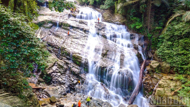 Trekking past Duong Cam Waterfall in the southwestern part of the former Quang Binh Province, now Quang Tri. (Photo: nhandan.vn) thac-duong-cam-28725.jpg