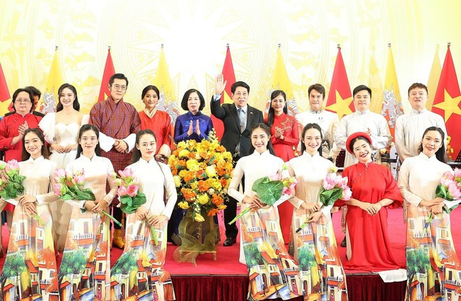 King Jigme Khesar Namgyel Wangchuck (third from left) Queen Jetsun Pema Wangchuck (fourth from left), and President Luong Cuong (sixth from left) and his spouse (fifth from left) in a photo with Vietnamese artists at the banquet in Ha Noi on August 19, 2025. (Photo: VNA) King Jigme Khesar Namgyel Wangchuck (third from left) Queen Jetsun Pema Wangchuck (fourth from left), and President Luong Cuong (sixth from left) and his spouse (fifth from left) in a photo with Vietnamese artists at the banquet in Ha Noi on August 19, 2025. (Photo: VNA)