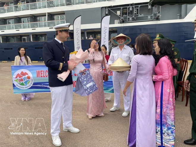 Gifts are presented to foreign passengers (Photo: VNA)