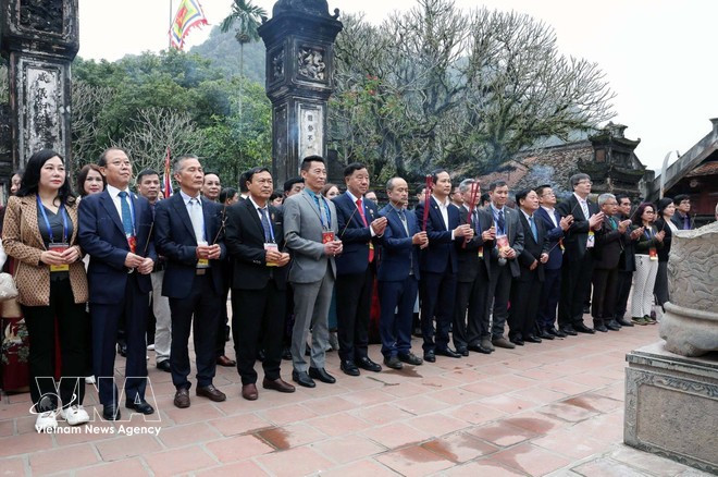 The overseas Vietnamese delegation visits and offers incense at the King Dinh and King Le Temple complex in Ninh Binh province on February 7. (Photo: VNA)