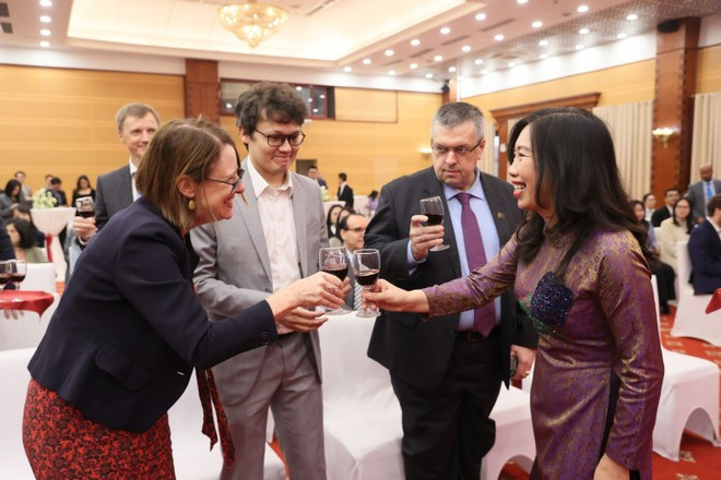 Deputy Minister of Foreign Affairs Le Thi Thu Hang (R) and other participants at the meeting (Photo: The Ministry of Foreign Affairs)