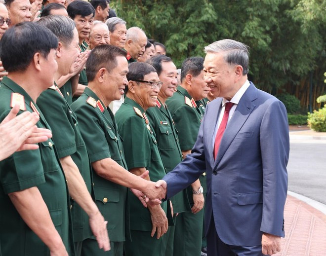 Party General Secretary and State President To Lam meets with veterans of Division 308 in August 2024. (Photo: VNA) Party General Secretary and State President To Lam meets with veterans of Division 308 in August 2024. (Photo: VNA)