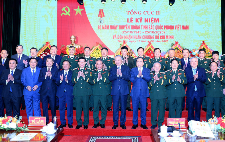 Party General Secretary To Lam, Secretary of the Central Military Commission, together with Party and State leaders and other delegates, attended and celebrated the event. Party General Secretary To Lam, Secretary of the Central Military Commission, together with Party and State leaders and other delegates, attended and celebrated the event.