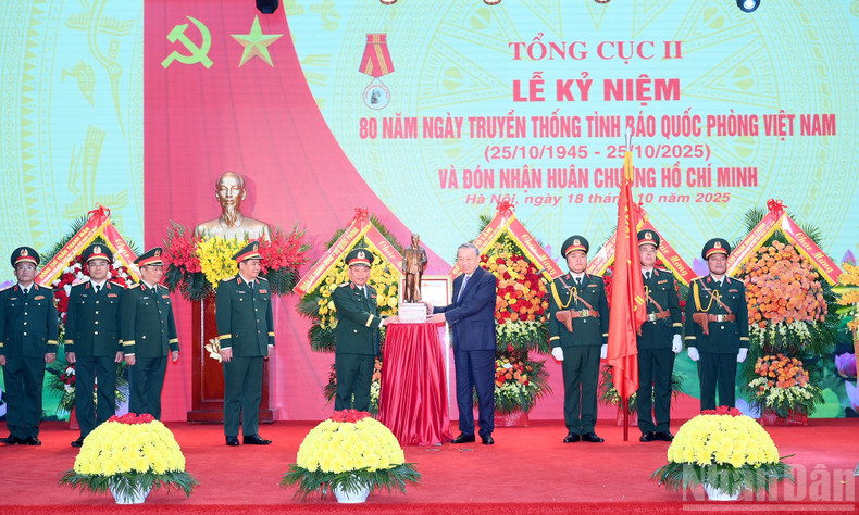 Party General Secretary To Lam, Secretary of the Central Military Commission, also presented a statue of President Ho Chi Minh to the General Department. Party General Secretary To Lam, Secretary of the Central Military Commission, also presented a statue of President Ho Chi Minh to the General Department.