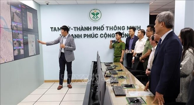 Officials visit the Tam Ky smart city operation centre in Da Nang. (Photo: VNA)