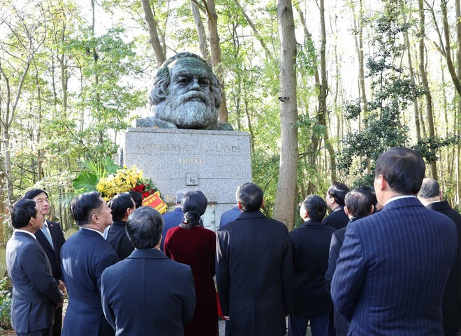 General Secretary of the Communist Party of Viet Nam To Lam and his spouse Ngo Phuong Ly, along with a high-ranking Vietnamese delegation, pay tribute to proletariat leader Karl Marx at his grave. (Photo: VNA) General Secretary of the Communist Party of Viet Nam To Lam and his spouse Ngo Phuong Ly, along with a high-ranking Vietnamese delegation, pay tribute to proletariat leader Karl Marx at his grave. (Photo: VNA)