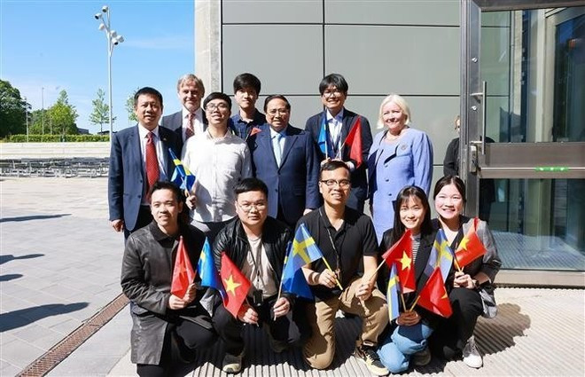 Prime Minister Pham Minh Chinh poses for a photo with Vietnamese students and researchers currently studying and conducting research at Uppsala University. (Photo: VNA) Prime Minister Pham Minh Chinh poses for a photo with Vietnamese students and researchers currently studying and conducting research at Uppsala University. (Photo: VNA)