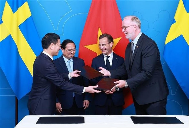 The two PMs witness the exchange of a sectoral strategic partnership agreement on cooperation in science, technology, innovation, and digital transformation between Viet Nam’s Ministry of Science and Technology and Sweden’s Ministry for Foreign Affairs. (Photo: VNA) The two PMs witness the exchange of a sectoral strategic partnership agreement on cooperation in science, technology, innovation, and digital transformation between Viet Nam’s Ministry of Science and Technology and Sweden’s Ministry for Foreign Affairs. (Photo: VNA)
