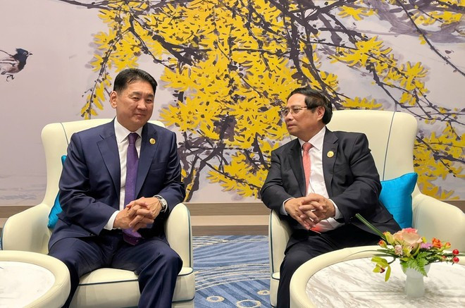 Prime Minister Pham Minh Chinh (R) and Mongolian President Ukhnaagiin Khurelsukh at their meeting in Tianjin on September 1 (Photo: VNA) Prime Minister Pham Minh Chinh (R) and Mongolian President Ukhnaagiin Khurelsukh at their meeting in Tianjin on September 1 (Photo: VNA)